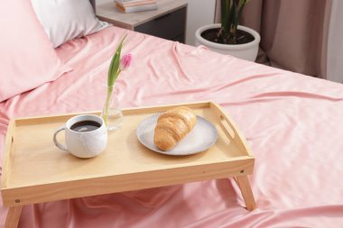 Aromatik kahve, kruvasan ve lale. Kapalı alanda ipek çarşaflar.