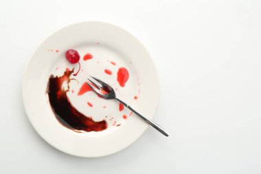 Kirli tabak ve çatal beyaz arka plan, üst manzara. Metin için boşluk