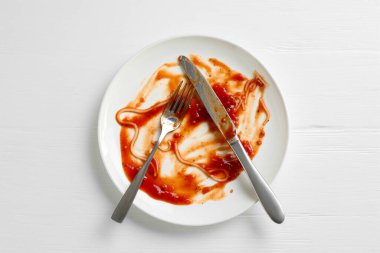 Kirli tabak ve çatal bıçak beyaz ahşap masa, üst manzara