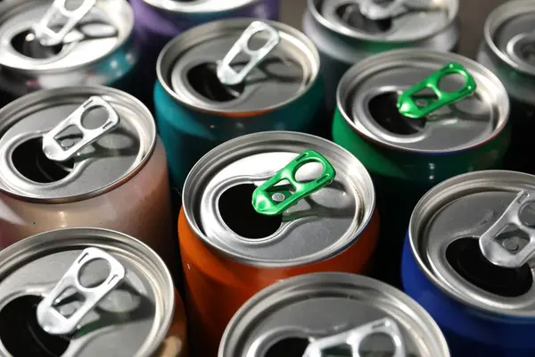 Arka plan olarak birçok alüminyum içecek kutusu, yakın plan