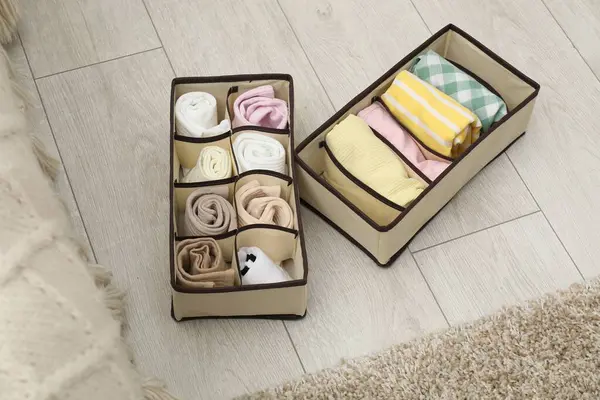 Katlanmış elbiseli organizatörler içeride, manzaranın üstünde.