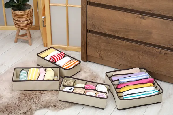 İçerde katlanmış giysileri olan organizatörler