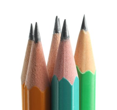 Beyaza izole edilmiş bir sürü grafit kalem.