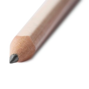 Beyaza izole edilmiş keskin bir grafit kalem.