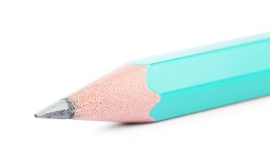 Beyaza izole edilmiş keskin bir grafit kalem.