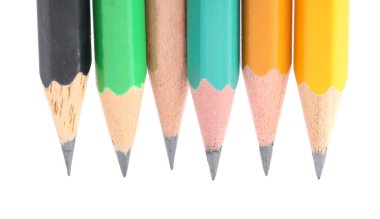 Beyaza izole edilmiş bir sürü grafit kalem.