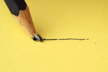 Sarı arkaplanda grafit kalemle çizim, yakın plan