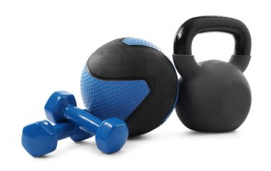 Kettlebell, dambıl ve egzersiz topu beyaza izole edilmiş.