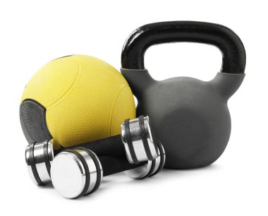 Kettlebell, egzersiz topu ve halterler beyaza izole edilmiş.
