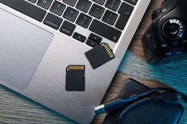USB kablosu, SD hafıza kartı, kamera ve dizüstü bilgisayarı olan sabit disk sürücüsü, düz konum