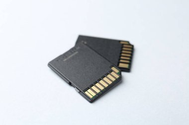 Beyaz arkaplanda iki SD hafıza kartı, yakın plan