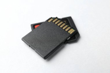 Beyaz arkaplanda iki SD hafıza kartı, yakın plan