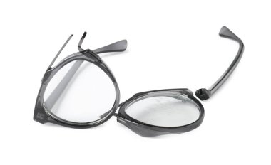 Siyah çerçeveli kırık gözlükler beyaza izole edilmiş.