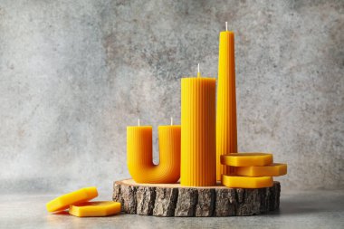 Güzel balmumu mumlar ve gri arkaplanda balmumu parçaları