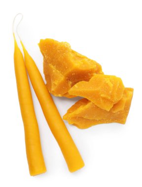 Balmumu konik mumlar ve balmumu parçaları beyaz, üst görünümde izole