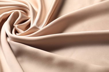 Arkaplan olarak bej buruşuk ipek kumaş, görünümün üzerinde