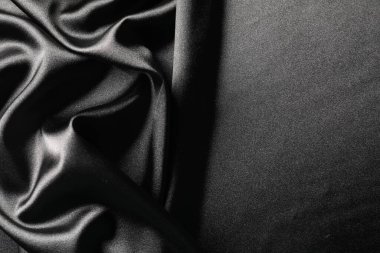 Arkaplan olarak siyah buruşuk ipek kumaş, üst görünüm