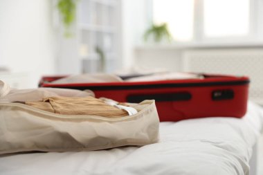 Küpleri bavula koyup yatağın içine koymak, seçici odaklanma.