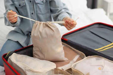 İçinde bavul ve bavul olan kadın, yakın plan.