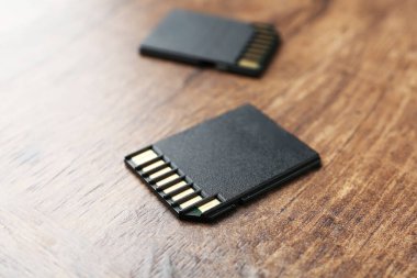 Tahta masada iki SD hafıza kartı, yakın plan.