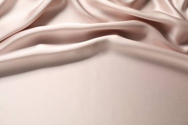 Arkaplan olarak bej buruşuk ipek kumaş, üst görünüm