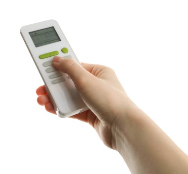 Beyaz arka planda klimalı uzaktan kumandalı kadın, yakın plan.