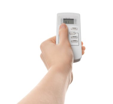 Beyaz arka planda klimalı uzaktan kumandalı kadın, yakın plan.