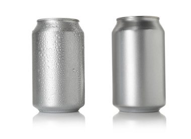 İki boş teneke kutu beyaza izole edilmiş.