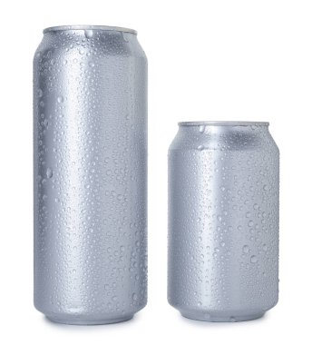 Beyaz teneke üzerinde iki ıslak teneke kutu