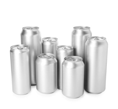 Birçok boş teneke kutu beyaza izole edilmiş.