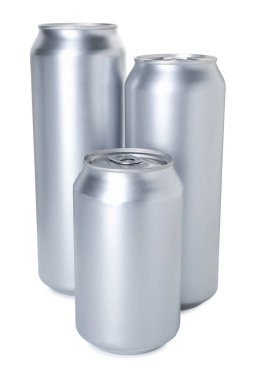 Birçok boş teneke kutu beyaza izole edilmiş.