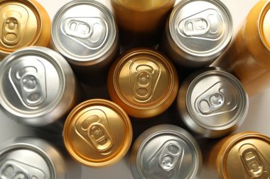 Beyaz arka planda birçok farklı teneke kutu, düz yatıyordu