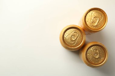 Beyaz arka planda ıslak teneke kutular, düz yatış. Metin için boşluk