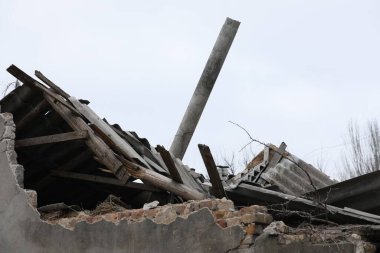 Güçlü bir depremden sonra yıkılmış evin yakın görüntüsü