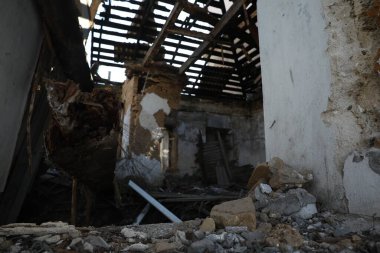 Güçlü deprem sonrası yıkık dökük çatılı ev, alçak açı
