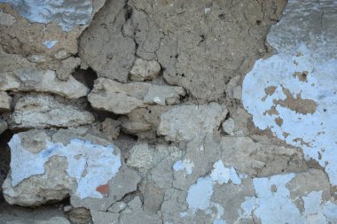 Güçlü depremden sonra çatlaklarla taş bina duvarı