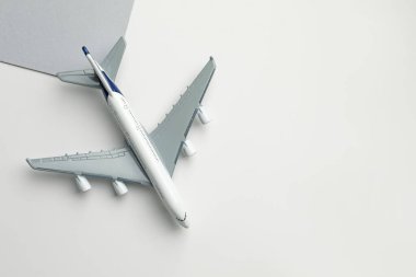 Renkli arka planda bir uçak modeli, üst manzara. Metin için boşluk