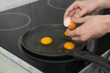 Mutfakta yumurta kıran kadın, yakın plan.