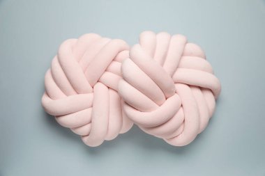 Gri arkaplanda dekoratif yastıklar, üst görünüm