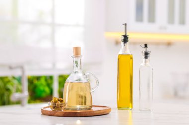 Mutfaktaki masada salata sosu ve zeytin.