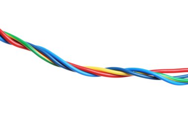 Beyaz arka planda birçok renkli elektrik kablosu
