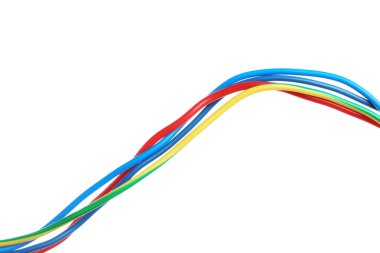 Beyaz arka planda birçok renkli elektrik kablosu