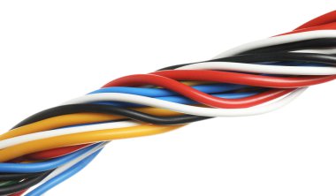 Birçok renkli elektrik kablosu beyaza izole edilmiş.