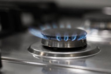 Ocakta mavi alev olan gaz ocağı, yakın çekim