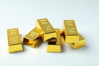 Açık arkaplanda parlak altın çubuklar, yakın plan