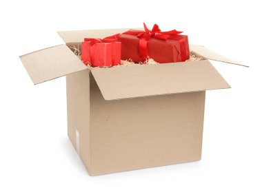 Beyaz arkaplanda hediye kutuları olan paket