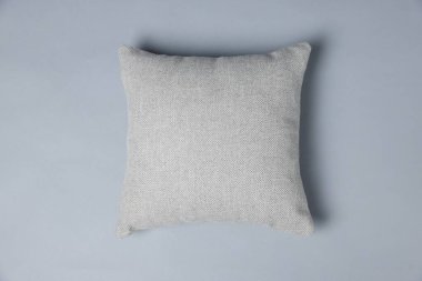 Gri arka planda dekoratif bir yastık.