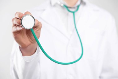 Doktor stetoskop üzerinde açık renkli, closeup ile