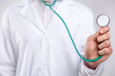 Doktor stetoskop üzerinde açık renkli, closeup ile