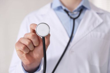 Doktor stetoskop üzerinde açık renkli, closeup ile